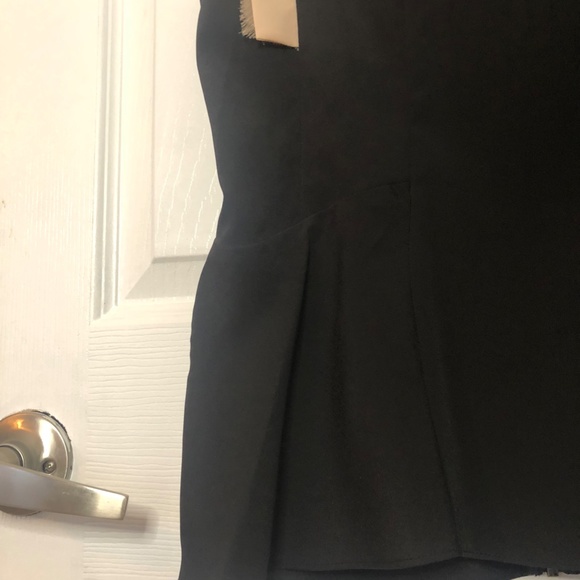 Sleeveless blouse with back zipper - Picture 3 of 6